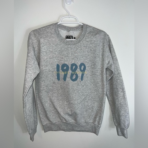 Taylor Swift Gray Crewneck Sweater xs - Picture 2 of 14